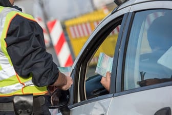 Die Bundespolizei bei der Ausweiskontrolle (Symbolbild): Mit Papieren aus Schweden versuchte ein Syrer aus Belgien einzureisen.