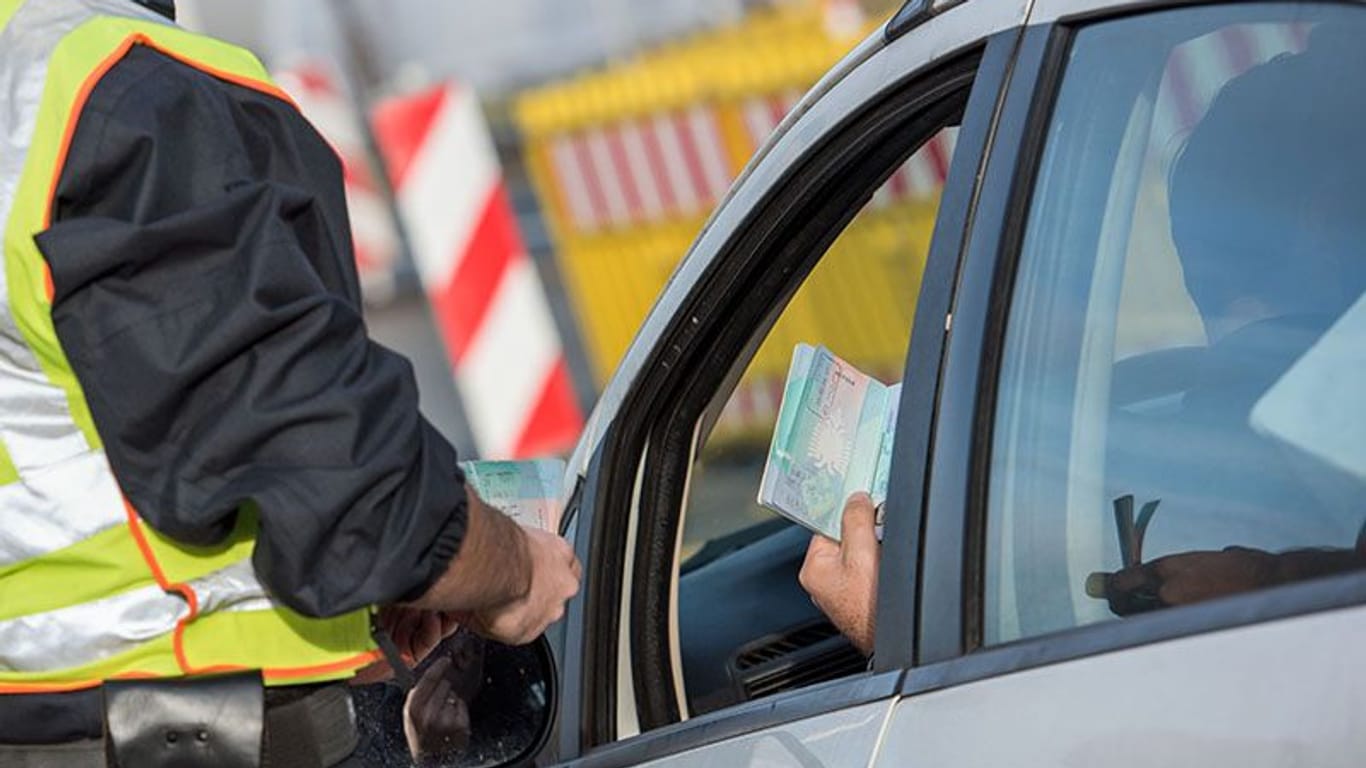 Die Bundespolizei bei der Ausweiskontrolle (Symbolbild): Mit Papieren aus Schweden versuchte ein Syrer aus Belgien einzureisen.