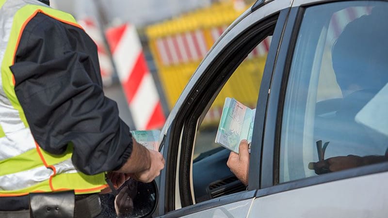 Die Bundespolizei bei der Ausweiskontrolle (Symbolbild): Mit Papieren aus Schweden versuchte ein Syrer aus Belgien einzureisen.