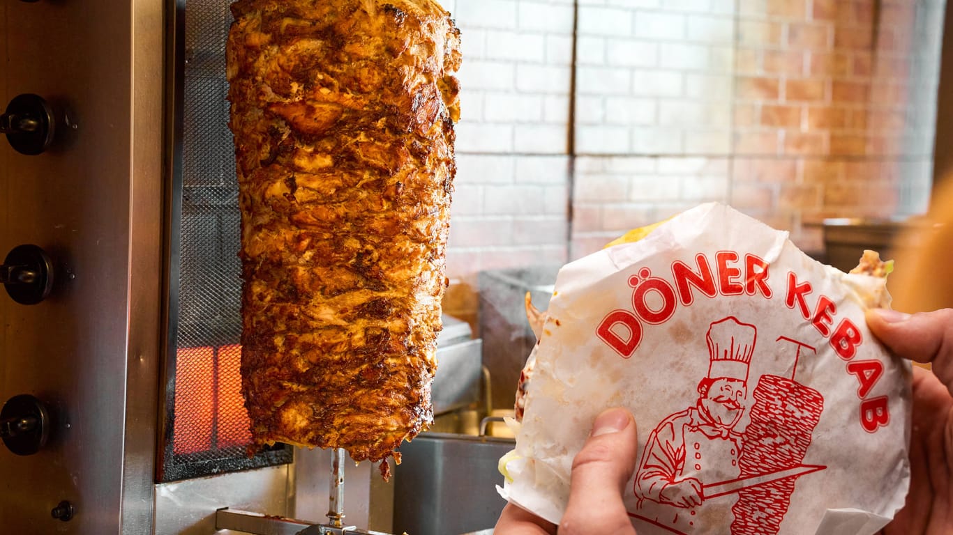 Spieß in einer Dönerfiliale (Symbolfoto): Ein Video aus Düsseldorf sorgt für Aufsehen auf Tiktok.