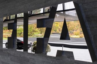 Das Logo der Fifa am Hauptsitz des Weltfußballverbandes: Der Verband muss eine Niederlage einstecken.