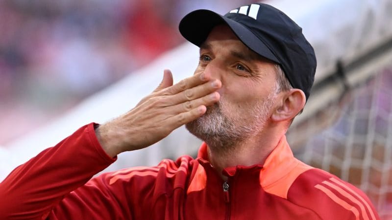 Bayern Münchens Ex-Trainer Thomas Tuchel wirft den Fans in der Allianz-Arena einen Kuss zu. (Archivbild)