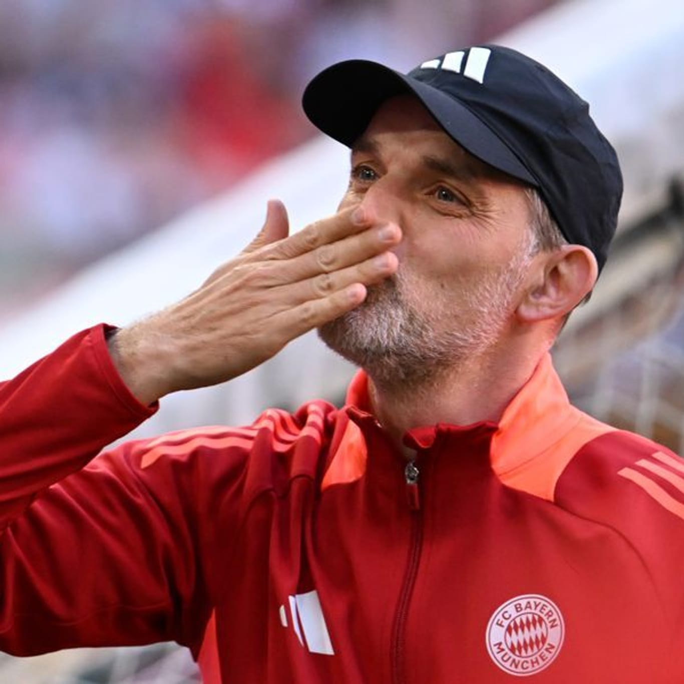 Bayern Münchens Ex-Trainer Thomas Tuchel wirft den Fans in der Allianz-Arena einen Kuss zu. (Archivbild)