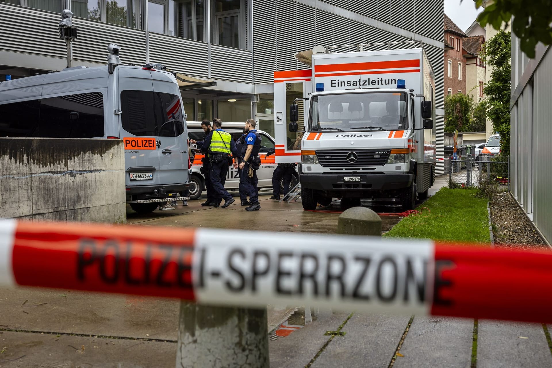 Polizei-Großaufgebot im Einsatz in Zürich-Oerlikon