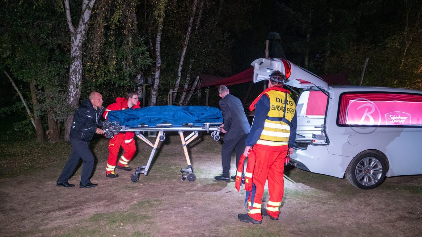 Einsatzkräfte bergen am Fluss Ilmenau eine Leiche: Taucher des DLRG fanden diese im Bereich des Campingplatzes.