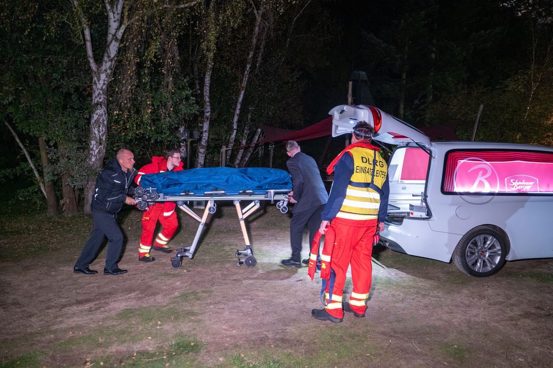 Einsatzkräfte bergen am Fluss Ilmenau eine Leiche: Taucher des DLRG fanden diese im Bereich des Campingplatzes.