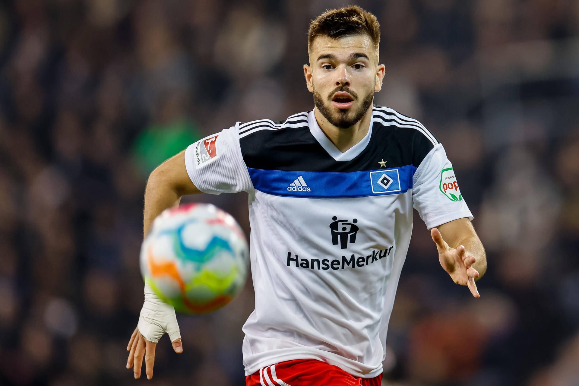 Mario Vušković im HSV-Trikot im Oktober 2022: Der Abwehrspieler wird den Hamburgern noch lange fehlen.