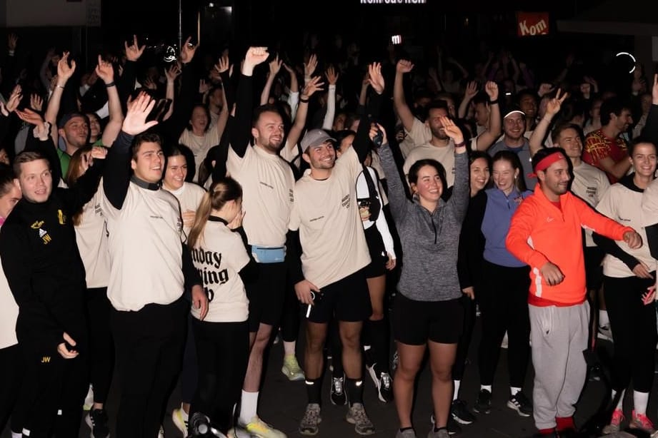 Endlich im Ziel: Nach dem Lauf wurde noch vor und in der "Fett"-Weinbar gefeiert.