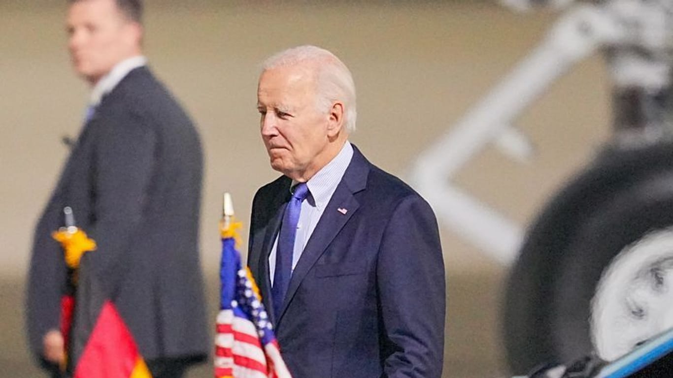 US-Präsident Joe Biden steigt am Flughafen in Berlin aus der Airforce One. Biden trifft bei seinem zweitägigen Besuch in Deutschland unter anderem Bundespräsident Steinmeier und Kanzler Scholz.