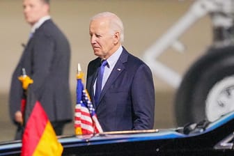 US-Präsident Joe Biden steigt am Flughafen in Berlin aus der Airforce One. Biden trifft bei seinem zweitägigen Besuch in Deutschland unter anderem Bundespräsident Steinmeier und Kanzler Scholz.