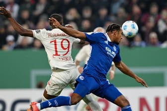 Enttäuschte Gesichter bei Paul Seguin und Lino Tempelmann (r.): Für Schalke war der Tag zum Vergessen.