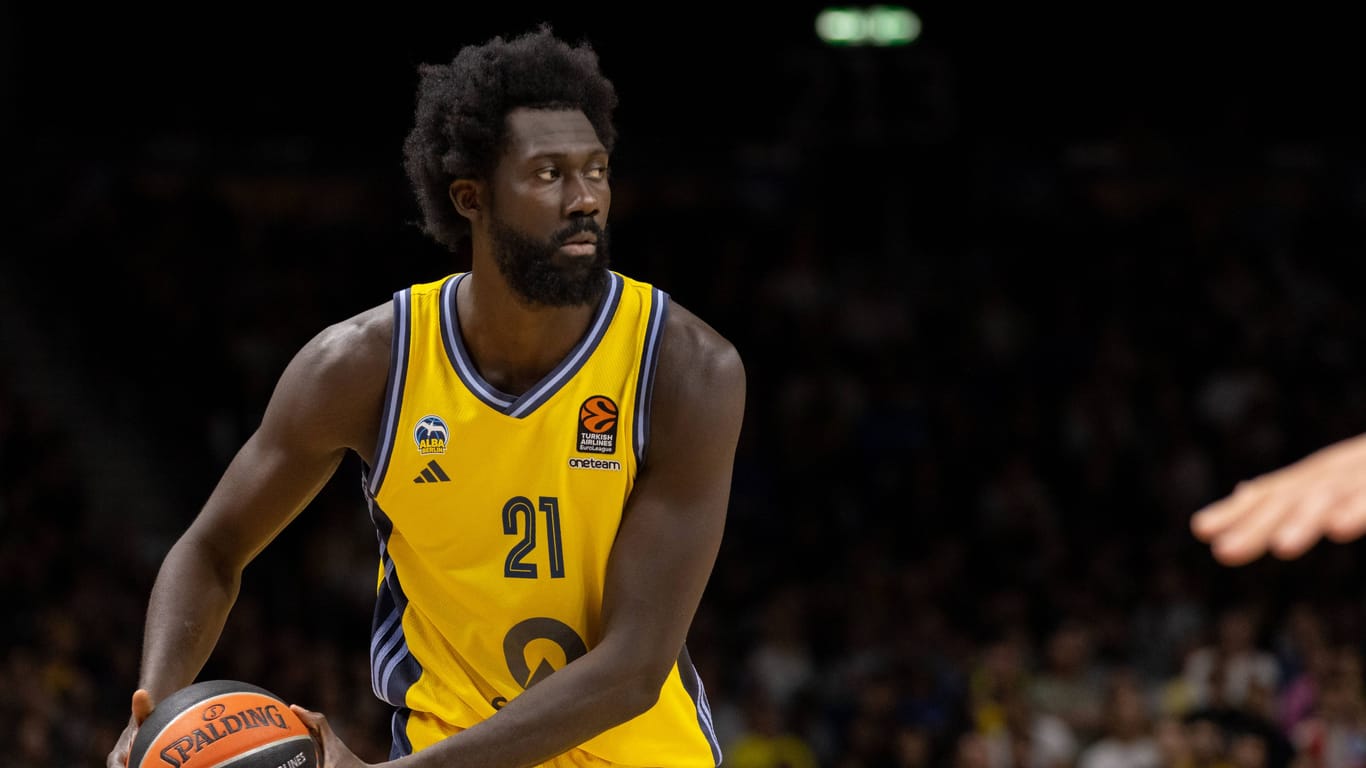 ALBA Berlin v Fenerbahce, Turkish Airlines EuroLeague basketball, Berlin, Germany Berlin, Germany. 17th, October 2024. Khalifa Koumadje 21 of ALBA Berlin seen during the Turkish Airlines EuroLeague basketball match between ALBA Berlin and Fenerbahce at the Uber Arena in Berlin.