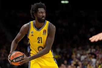 ALBA Berlin v Fenerbahce, Turkish Airlines EuroLeague basketball, Berlin, Germany Berlin, Germany. 17th, October 2024. Khalifa Koumadje 21 of ALBA Berlin seen during the Turkish Airlines EuroLeague basketball match between ALBA Berlin and Fenerbahce at the Uber Arena in Berlin.