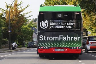 Ein Bus unterwegs im Dortmunder Stadtgebiet (Archivbild): DSW21 will einem Bericht zufolge zukünftig wieder auf Dieselfahrzeuge zurückgreifen.