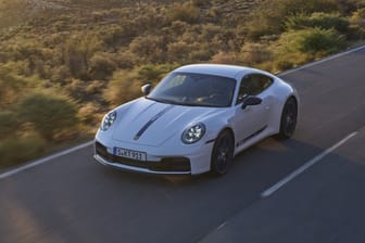 Abgespeckt: Porsche legt eine weitere Variante des 911 auf.