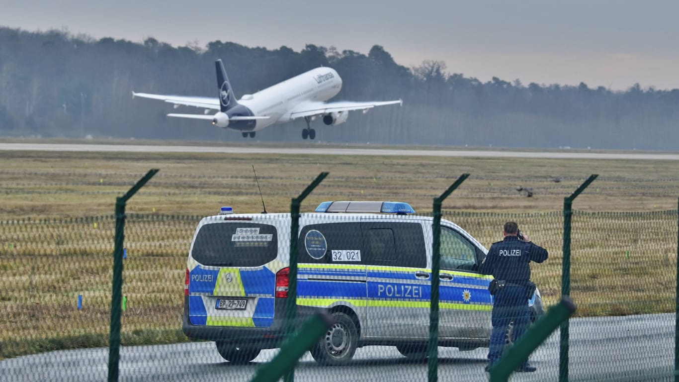 Bundespolizei am Frankfurter Flughafen: Hier landete der 26-Jährige mit einem Flugzeug aus Athen.