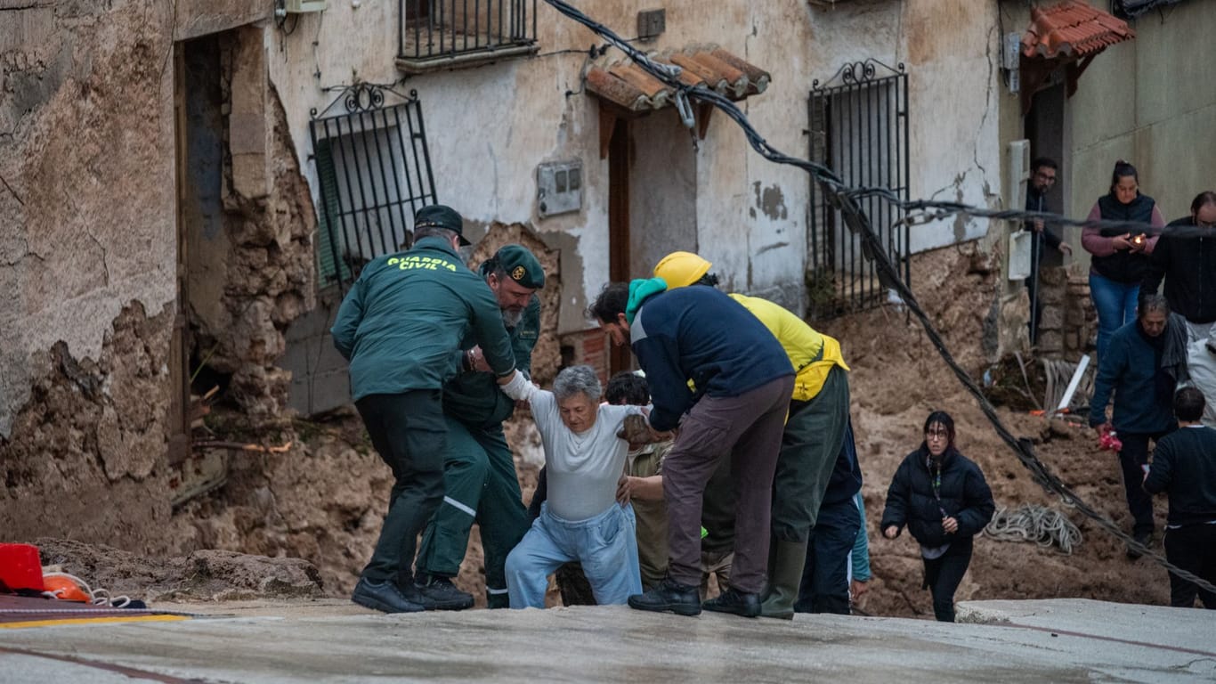 Rettungsdienste helfen den Bewohnern des Dorfes, nachdem der Fluss aufgrund heftiger Regenfälle über die Ufer getreten ist. In weiten Teilen Spaniens sorgten die Niederschläge für Chaos und Angst.