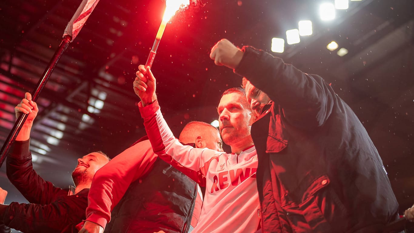 Podolski mit Kölner Fans bei seinem Abschiedsspiel. (Archivfoto)