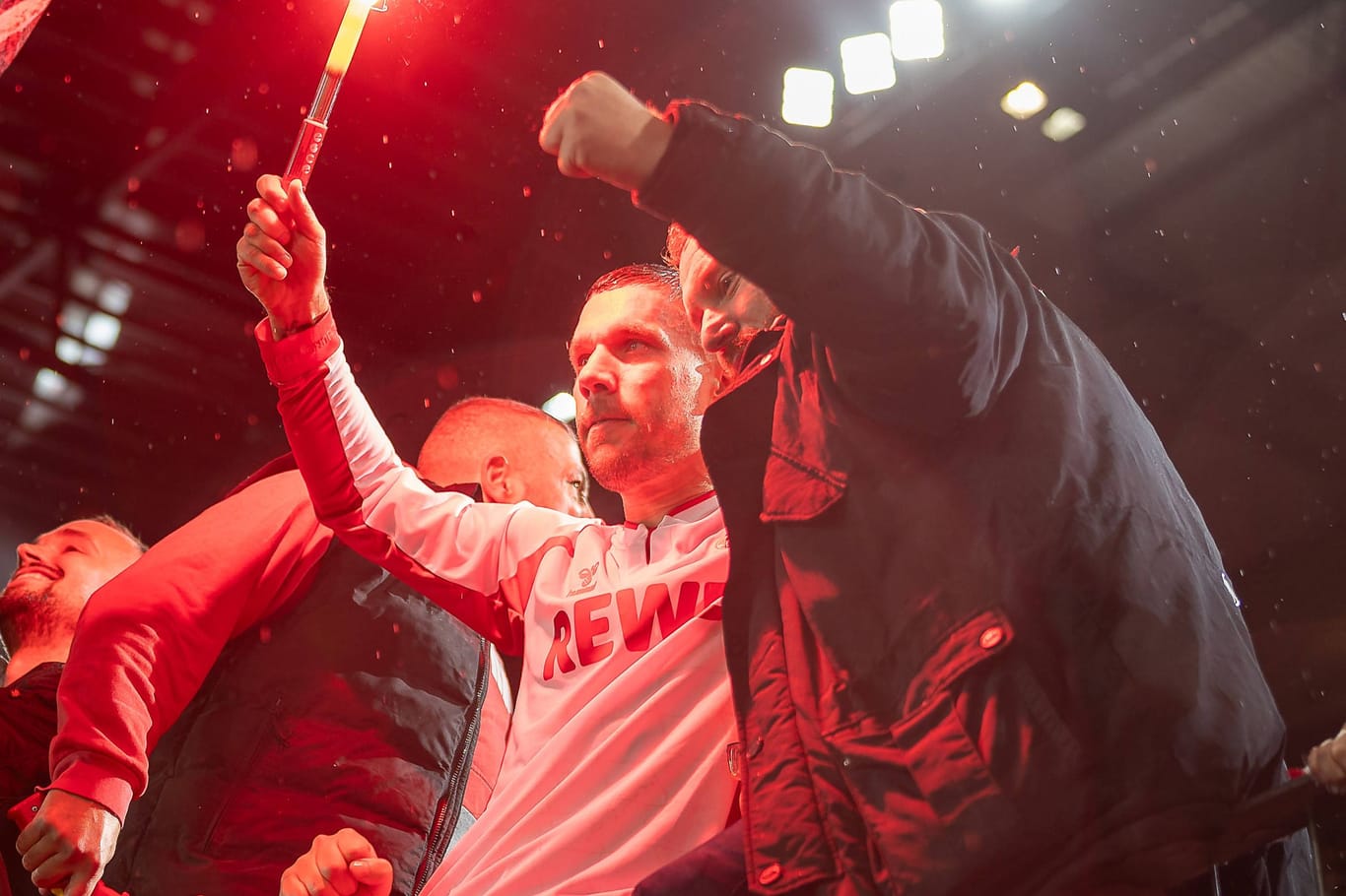 Podolski mit Kölner Fans bei seinem Abschiedsspiel. (Archivfoto)