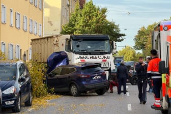 Der Lastwagen soll für das Trümmerfeld in der Frankenstraße verantwortlich sein: Vier Autos wurden beschädigt.