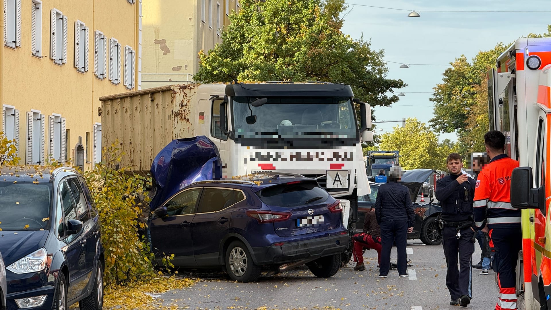 Der Lastwagen soll für das Trümmerfeld in der Frankenstraße verantwortlich sein: Vier Autos wurden beschädigt.