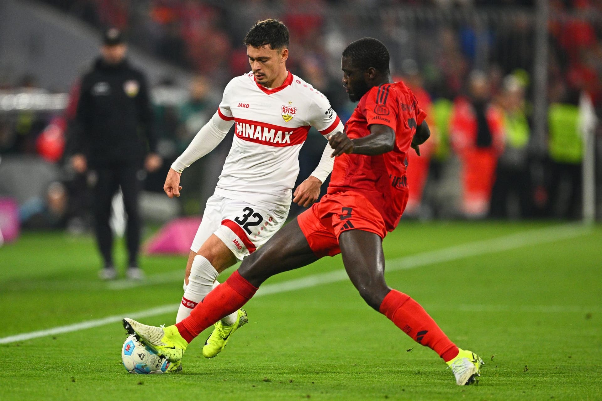 Dayot Upamecano: Rechtzeitig wieder fit für die Startelf. Überzeugte mit Zweikampfstärke, Übersicht und Schnelligkeit. Einmal unterlief ihm ein leichtfertiger Fehlpass (35.). Ansonsten eigentlich sehr konzentriert und abgeklärt. Bei Stuttgarts Großchance konnte er Leweling nicht an der Flanke hindern (55.). Note 2