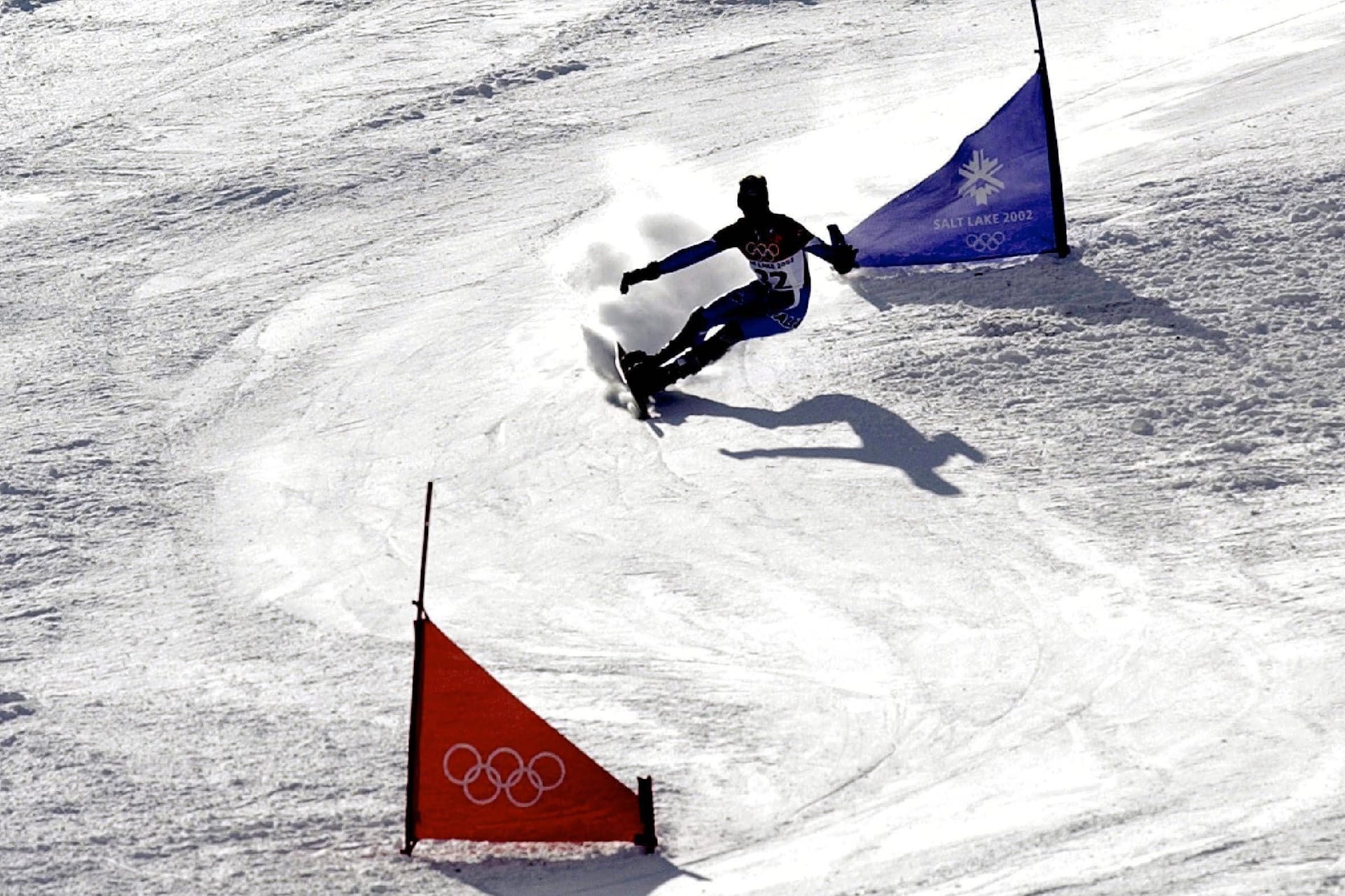 Ein Sportler auf einem Snowboard bei den Olympischen Spielen 2002 in Salt Lake City (Symbolfoto): Das FBI sucht einen Amerikaner, der einst bei Olympia dabei war.