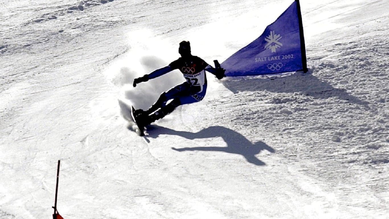 Ein Sportler auf einem Snowboard bei den Olympischen Spielen 2002 in Salt Lake City (Symbolfoto): Das FBI sucht einen Amerikaner, der einst bei Olympia dabei war.