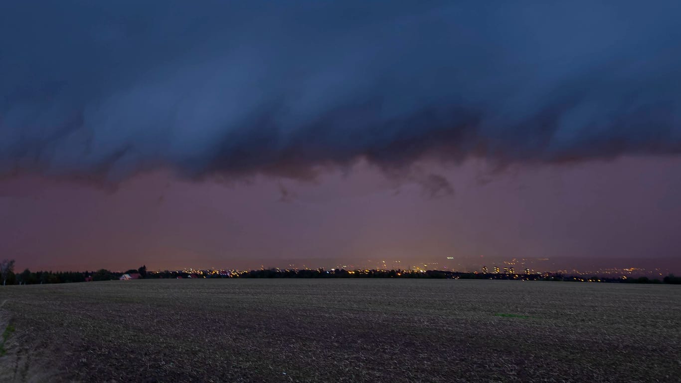 Unwetterhimmel über Dresden (Symbolfoto).