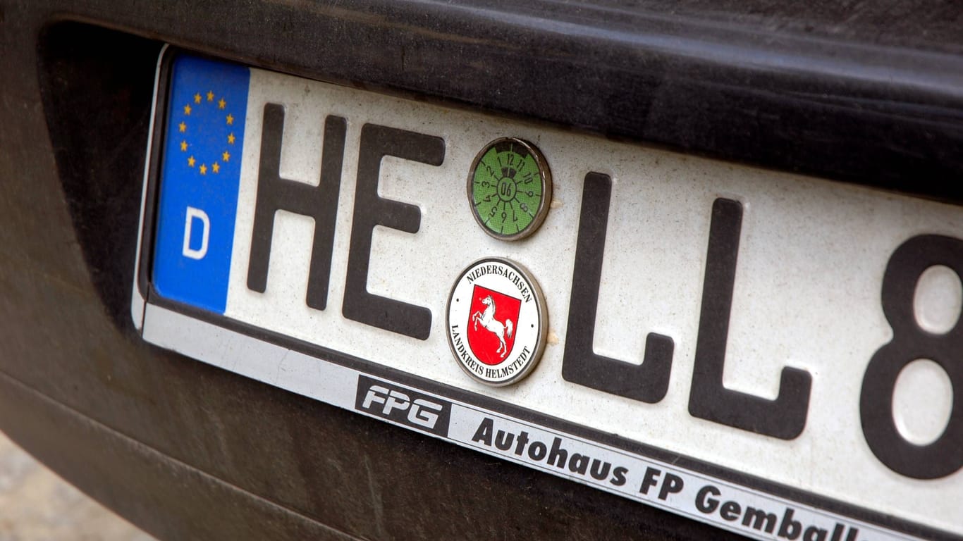 Ein Kfz-Kennzeichen aus Helmstedt (Symbolbild): Wortkombinationen mit dem Kürzel "HE" sind in der Region besonders beliebt.