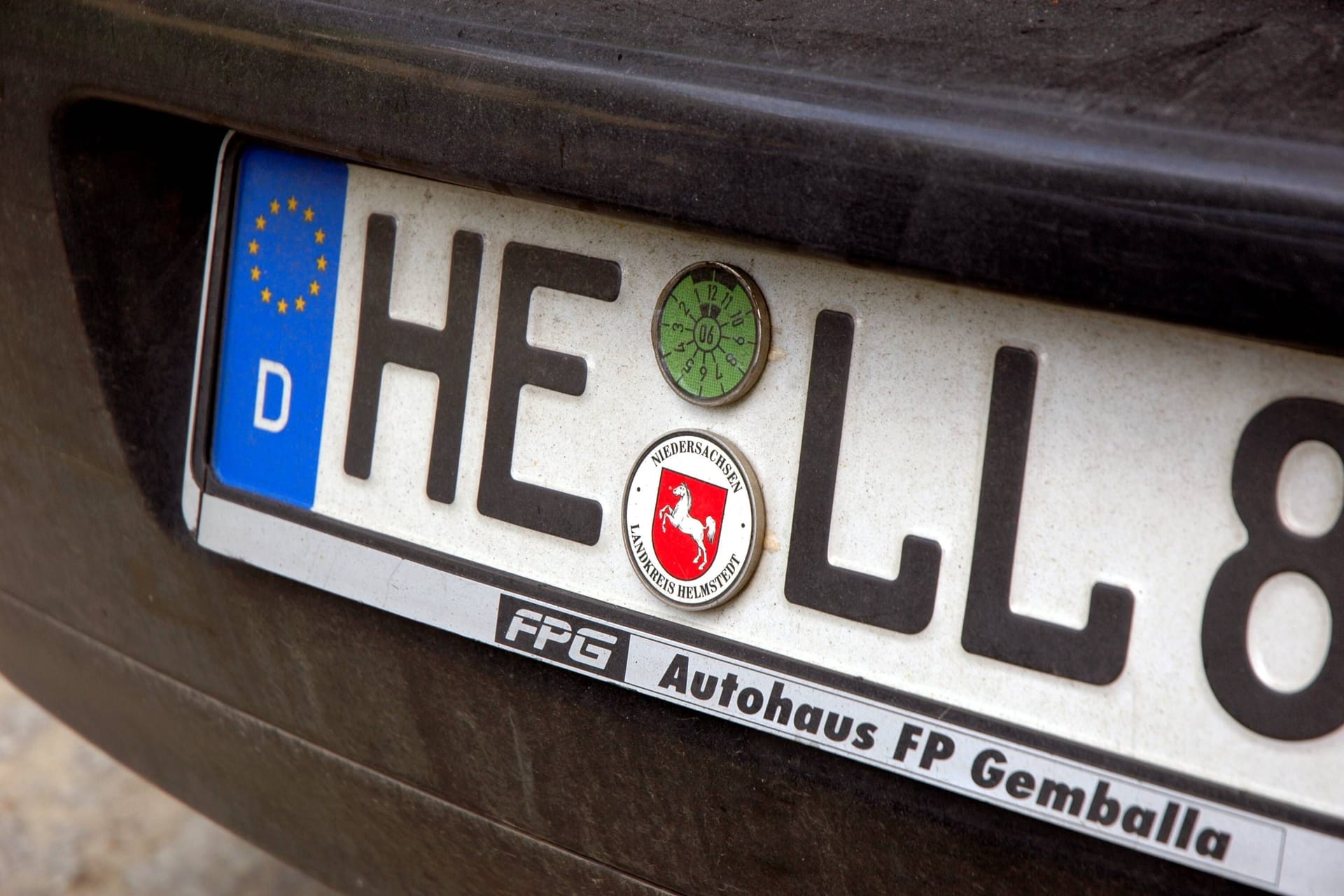 Ein Kfz-Kennzeichen aus Helmstedt (Symbolbild): Wortkombinationen mit dem Kürzel "HE" sind in der Region besonders beliebt.