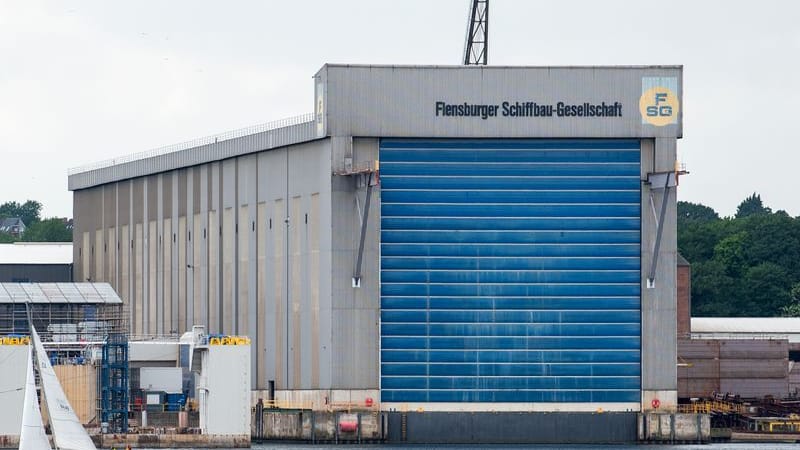 Blick auf die Werfthalle der Flensburger Schiffbau-Gesellschaft (FSG): Beim Unternehmen aus Flensburg wurden über 500 Mitarbeiter freigestellt.