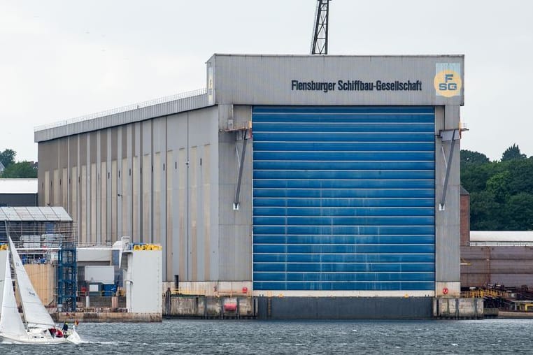 Blick auf die Werfthalle der Flensburger Schiffbau-Gesellschaft (FSG): Beim Unternehmen aus Flensburg wurden über 500 Mitarbeiter freigestellt.