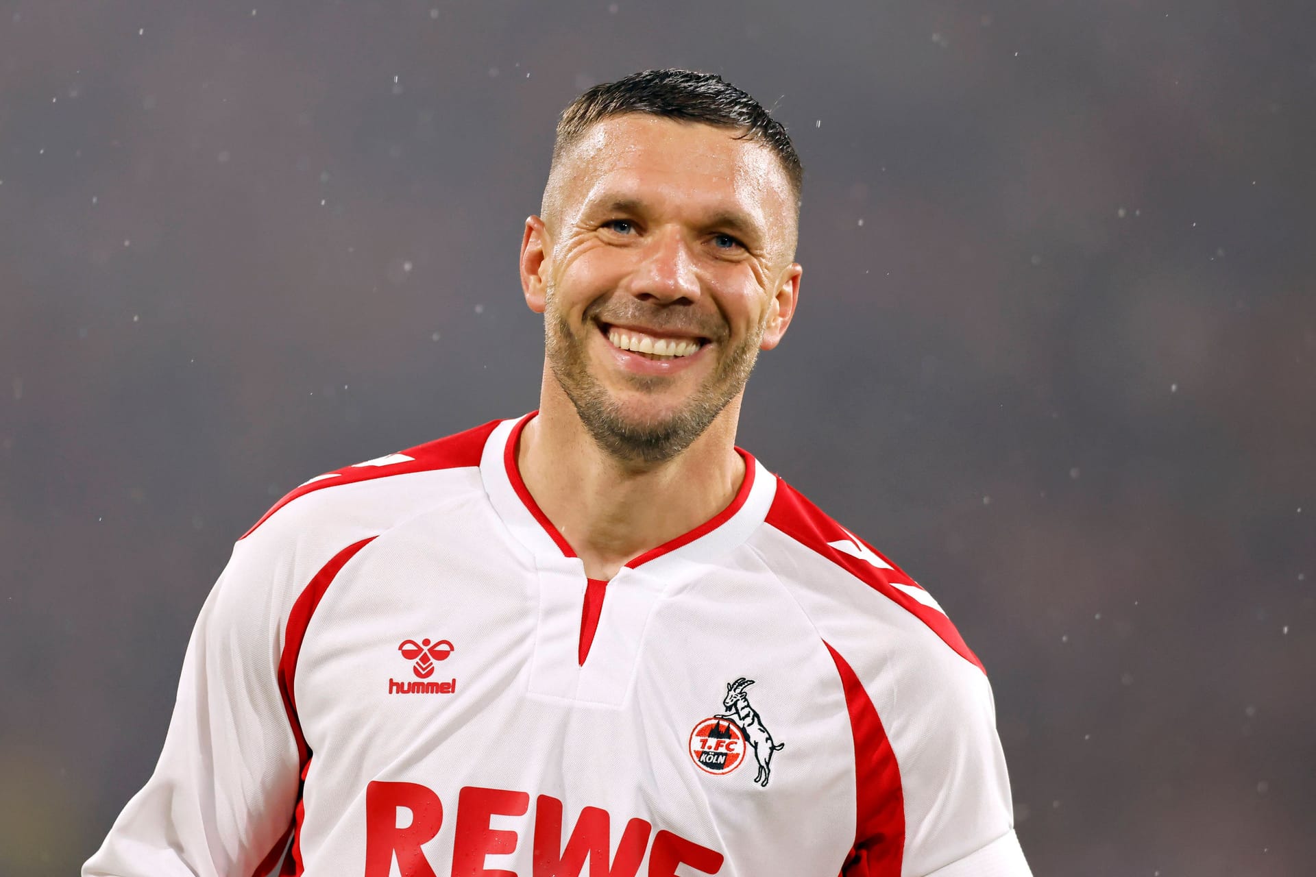 Lukas Podolski strahlt bei seinem Abschiedsspiel zwischen Team Poldi und Team Köln im Rheinenergiestadion. (Archivfoto)