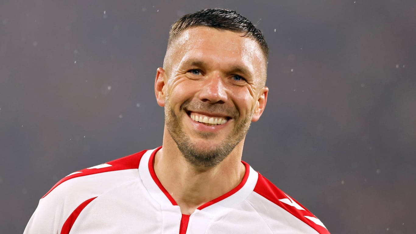 Lukas Podolski strahlt bei seinem Abschiedsspiel zwischen Team Poldi und Team Köln im Rheinenergiestadion. (Archivfoto)