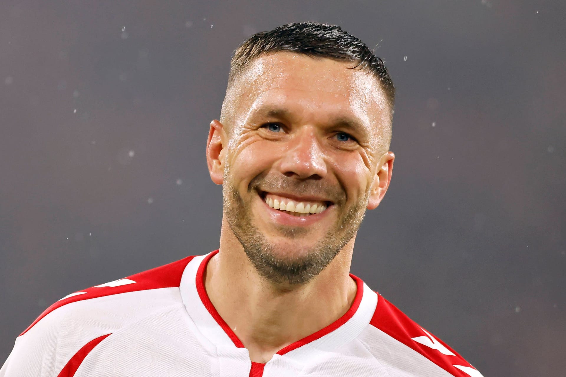 Lukas Podolski strahlt bei seinem Abschiedsspiel zwischen Team Poldi und Team Köln im Rheinenergiestadion. (Archivfoto)