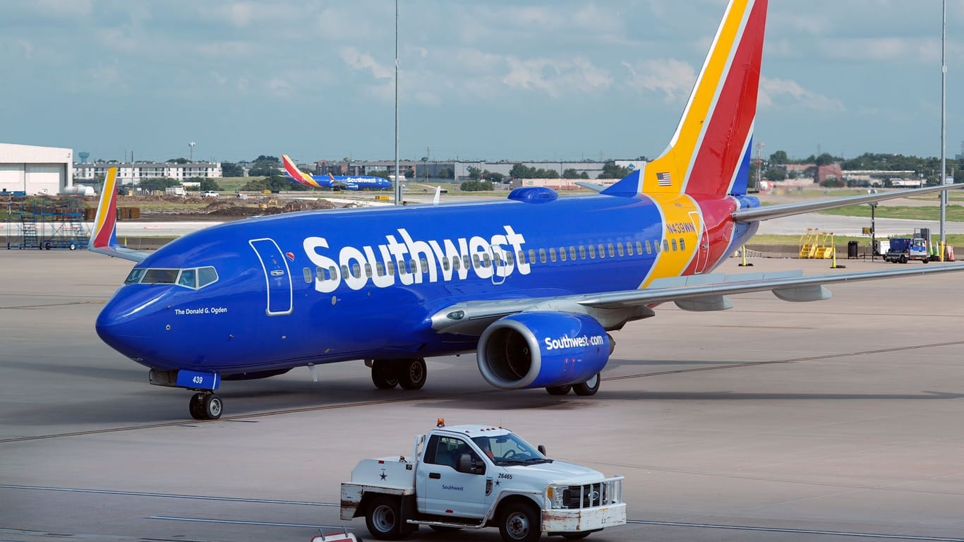 Eine Maschine der Fluggesellschaft Southwest Airlines (Archivbild): Das getroffene Flugzeug musste am Freitagabend den Start abbrechen.