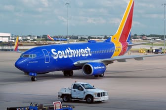 Eine Maschine der Fluggesellschaft Southwest Airlines (Archivbild): Das getroffene Flugzeug musste am Freitagabend den Start abbrechen.