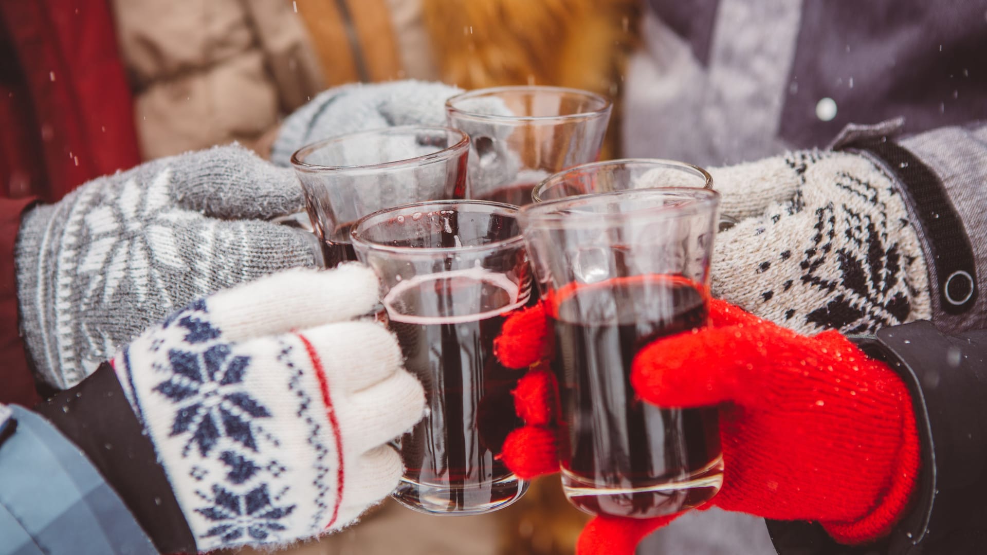 Ein wärmendes Glas Glühwein, ein zauberhaftes Lichtspiel - der Christmas Garden Koblenz entführt Sie in eine andere Welt.