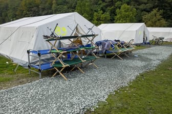 Eine Notunterkunft in der Schnackenburgallee in Hamburg (Symbolfoto): Die Stadt Hamburg rechnet damit, dass die Zahl der Flüchtlinge wieder steigen könnte.