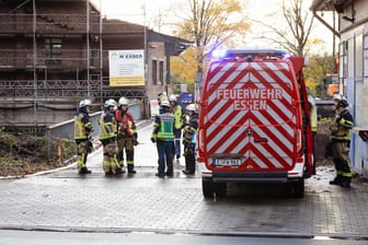 Rund 65 Einsatzkräfte der Feuerwehr waren am Montagmorgen auf einer Baustelle im Essener Stadtteil Bergerhausen im Einsatz.