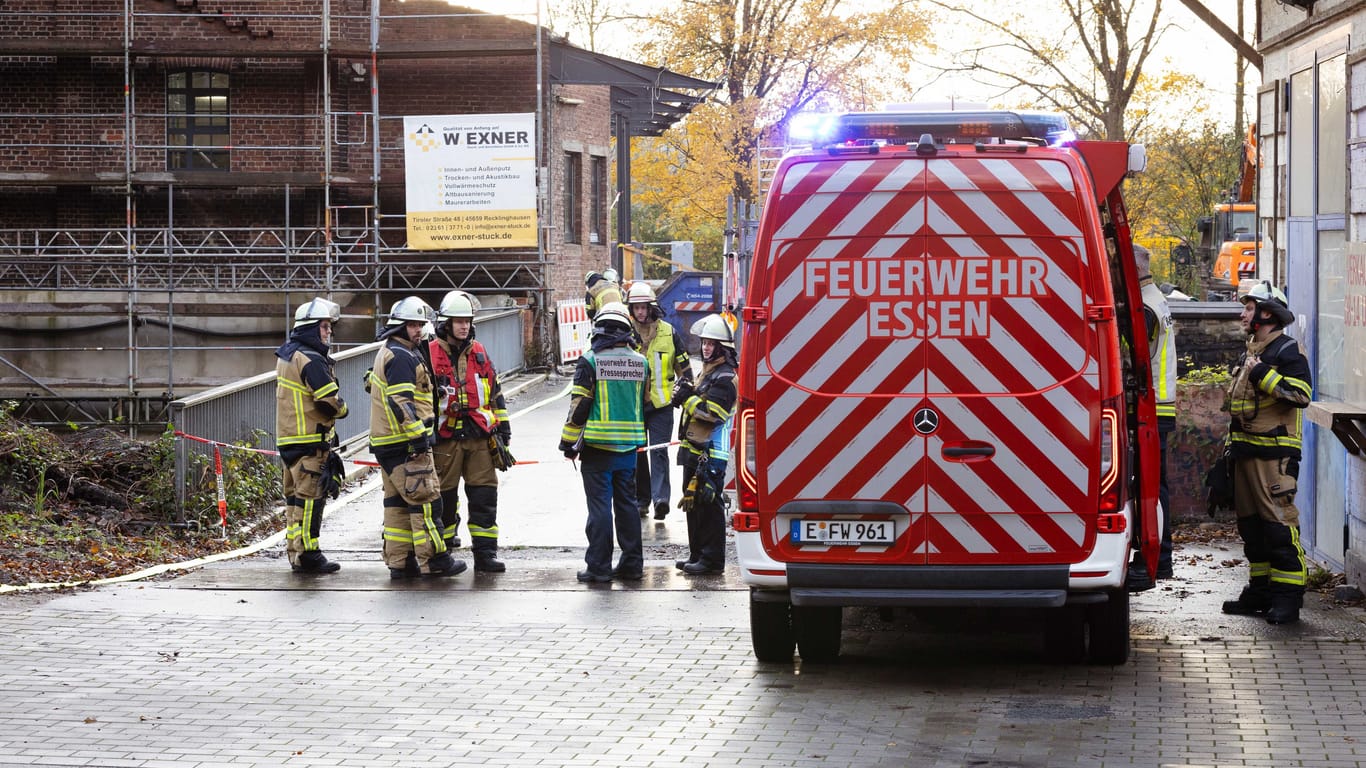 Rund 65 Einsatzkräfte der Feuerwehr waren am Montagmorgen auf einer Baustelle im Essener Stadtteil Bergerhausen im Einsatz.