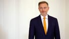 Lindner im Schloss Bellevue, nachdem ihn der Bundespräsident gerade entlassen hat.