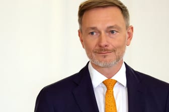 Lindner im Schloss Bellevue, nachdem ihn der Bundespräsident gerade entlassen hat.