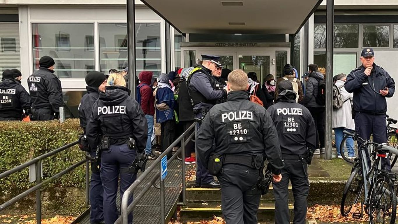 28.11.2024, Berlin: Polizei steht vor einem Gebäude der Freien Universität Berlin, wo sich propalästinensische Demonstranten versammelt haben.