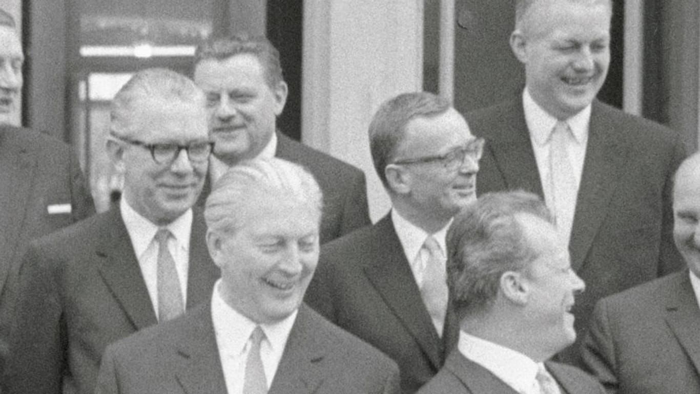 Franz Josef Strauß (h. l.) und Karl Schiller (M.) 1966 bei der Vorstellung der Großen Koalition unter Führung von Willy Brandt (v. r.).