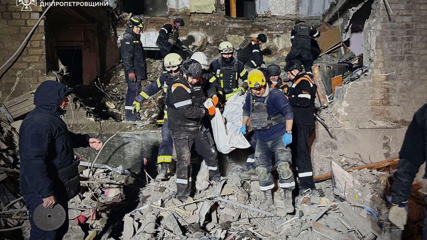 Rettungskräfte bergen eine Leiche aus einem zerstörten Wohnhaus in Krywyj Rih: Bei dem russischen Angriff starben vier Menschen, darunter drei Kinder.