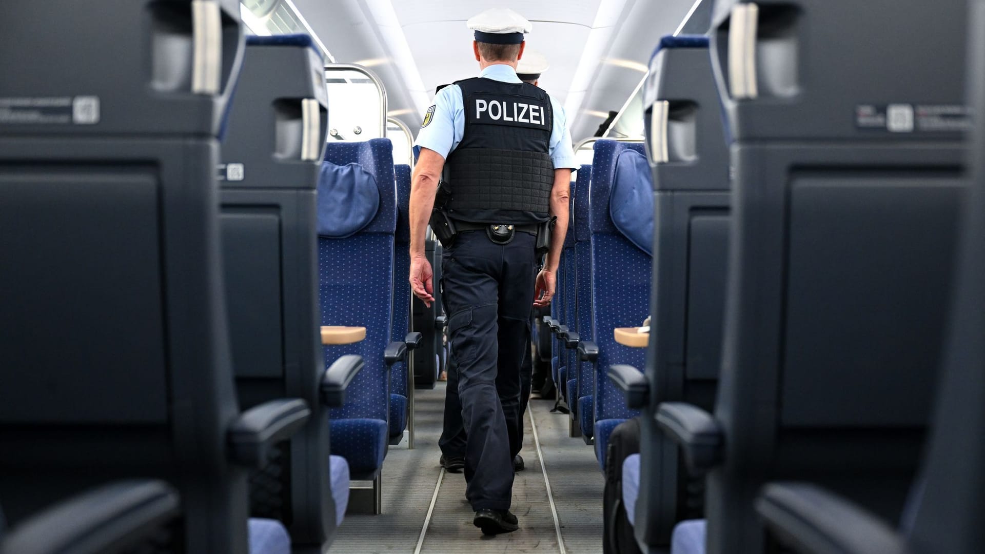 Bundespolizei in einem ICE Bundespolizei in einem ICE
