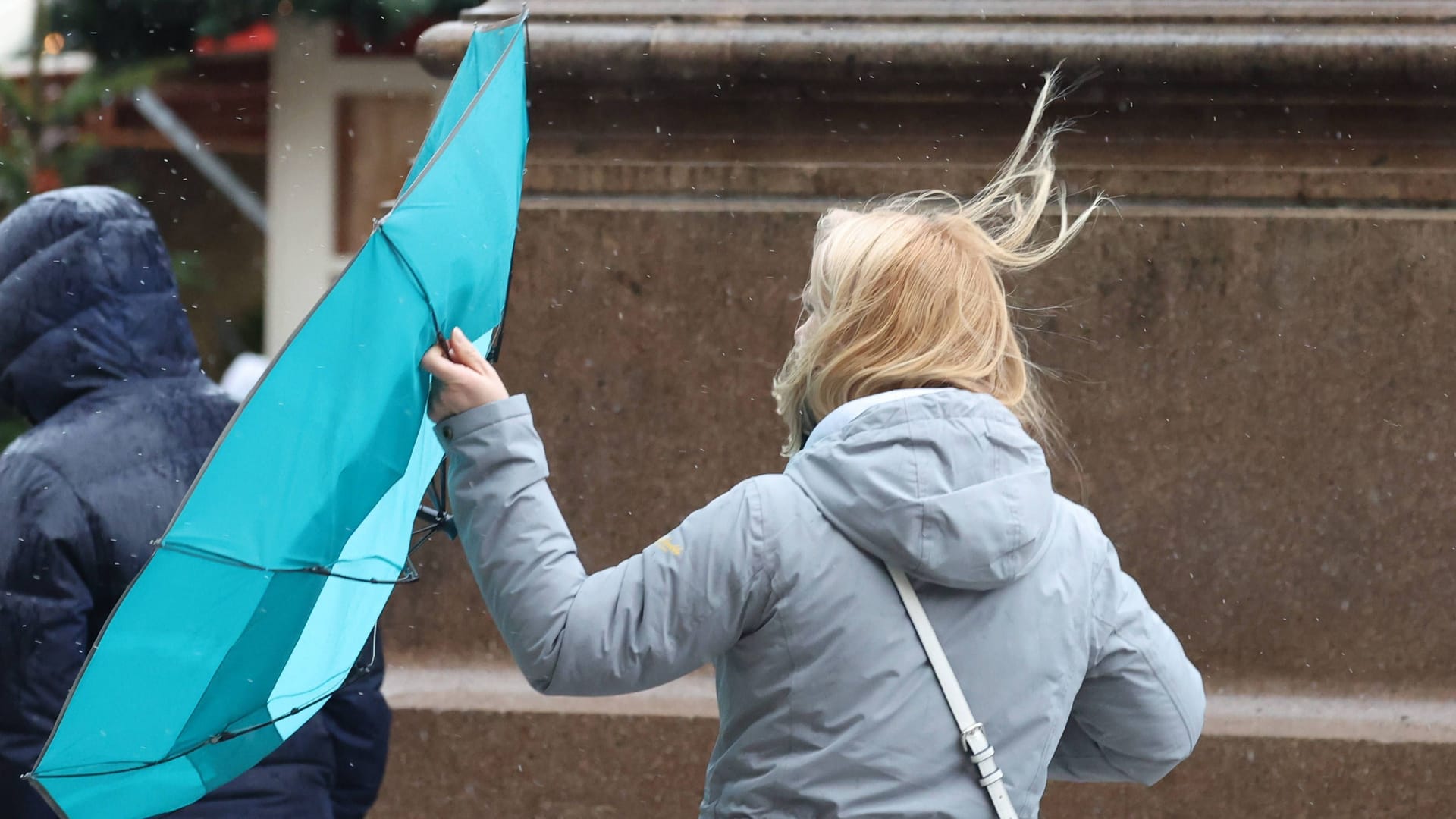 Stürmischer Tag in Hannover: Eine Frau kämpft mit ihrem Regenschirm. (Symbolfoto)