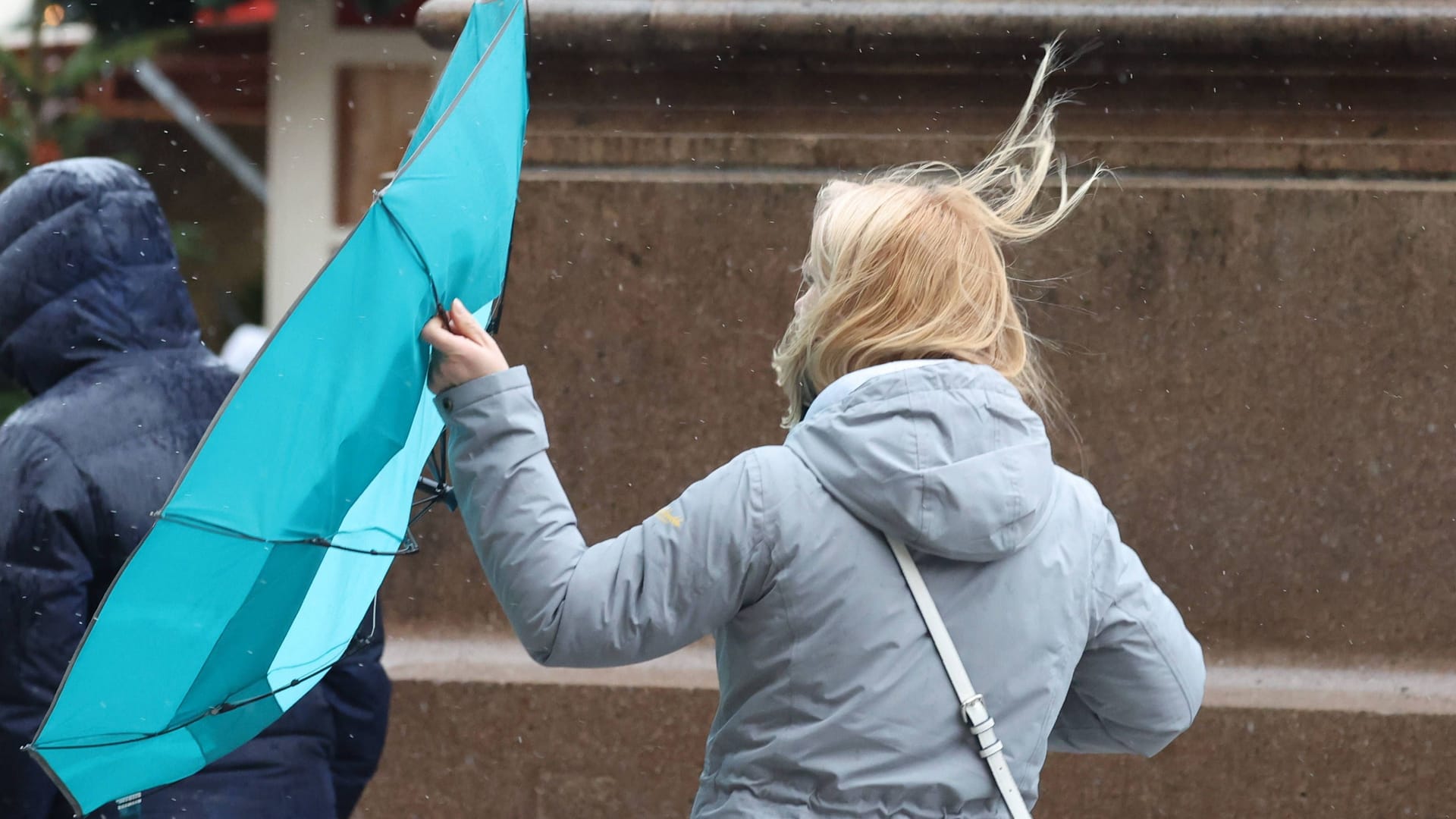 Stürmischer Tag in Hannover: Eine Frau kämpft mit ihrem Regenschirm. (Symbolfoto)